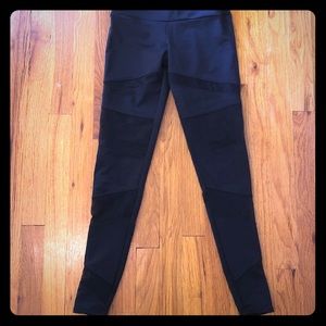 Onzie Flow black workout pants. Women’s size XS.